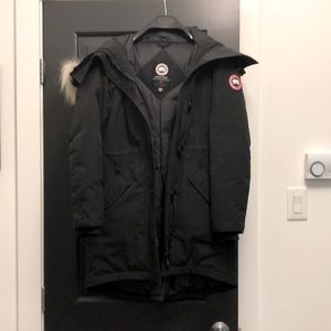 Canada Goose Rossclair slim winter parka. Worn a few times….. very warm